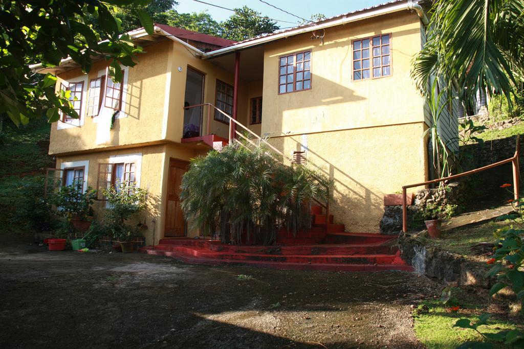 La Familia Guest House And Natural Farm بورت أنطونيو المظهر الخارجي الصورة